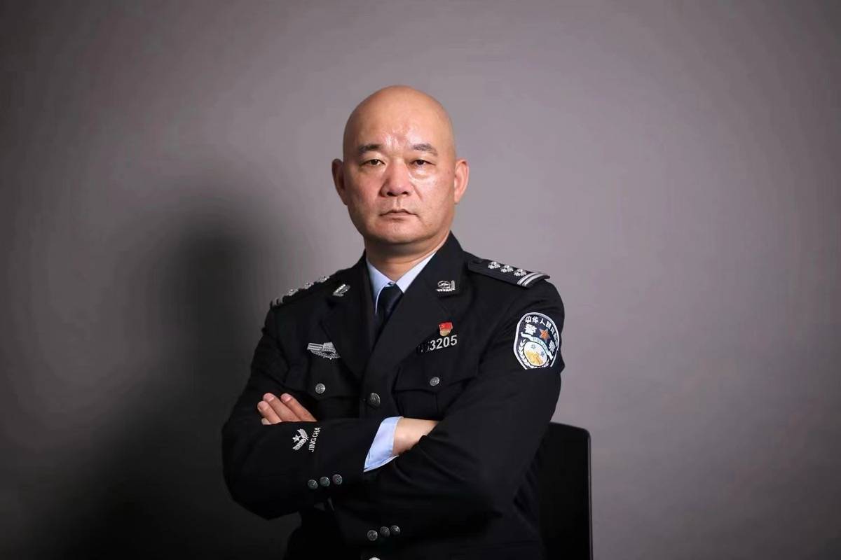 28载坚守刑侦一线,他是徒弟眼中的办案"教科书"_俞雄辉_王某忠_青浦