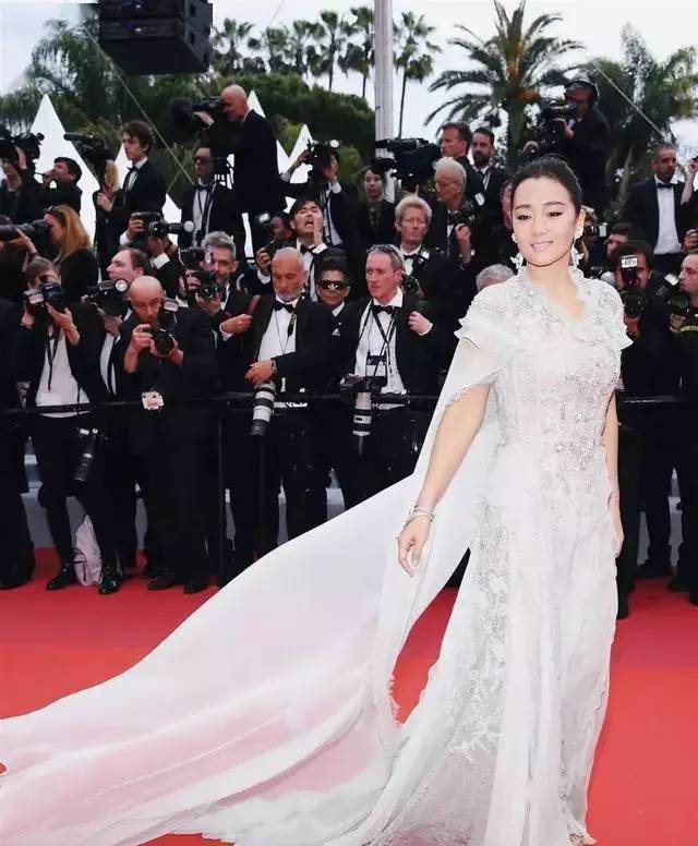 无论出席什么活动节目,她都会说:"我是中国演员巩俐.