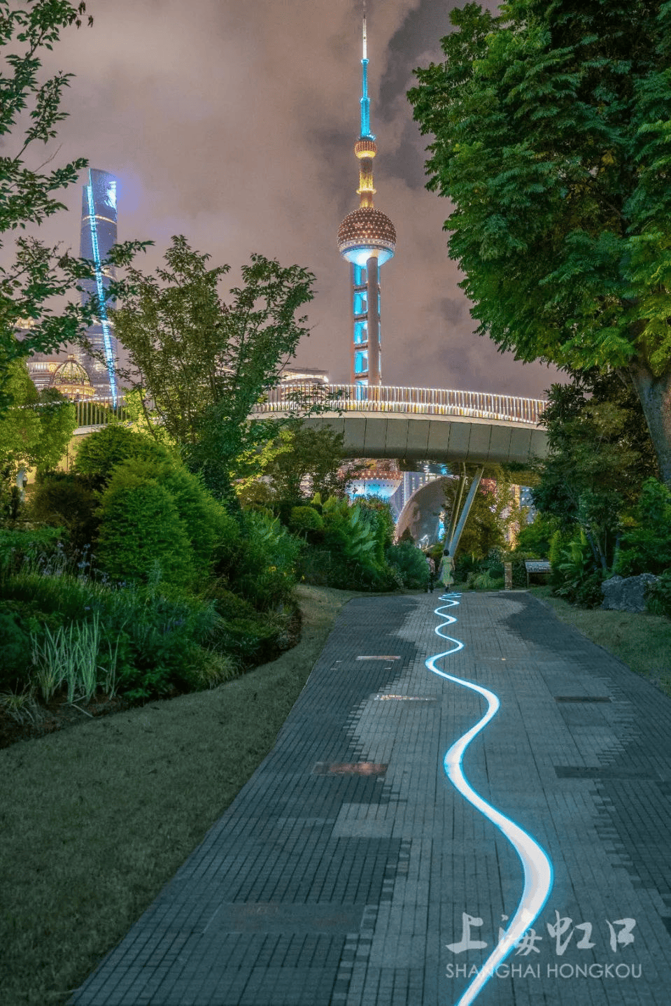 初心灯塔北外滩国客中心景区内的初心灯塔,也就是虹口港海事塔,这座塔