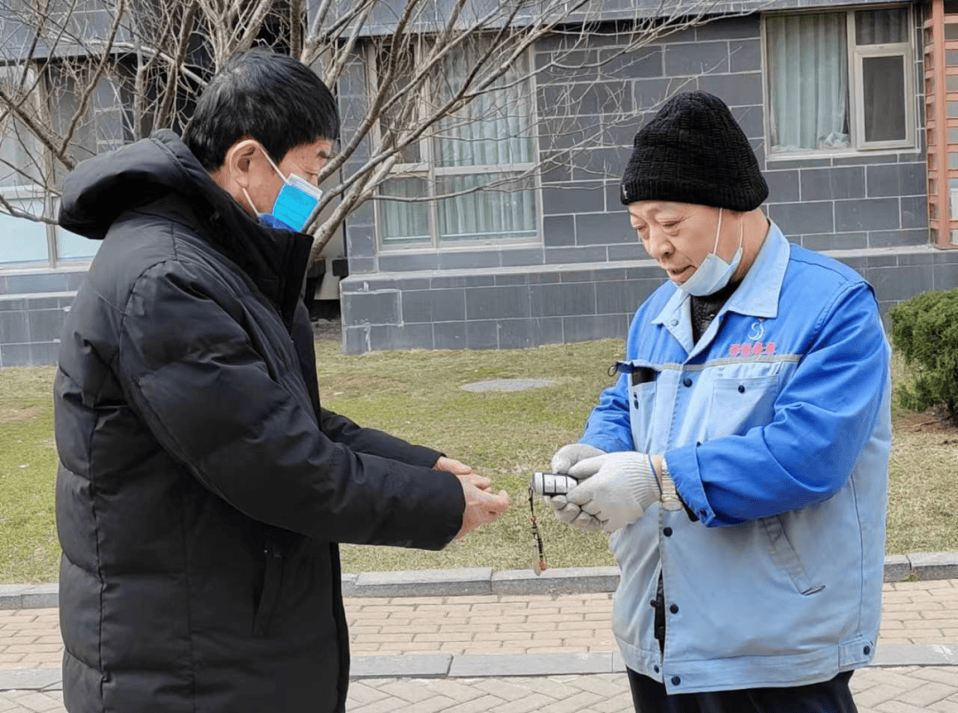 烟台世纪华府保洁员崔金锋,在打扫小区地库卫生时,捡到一把汽车钥匙