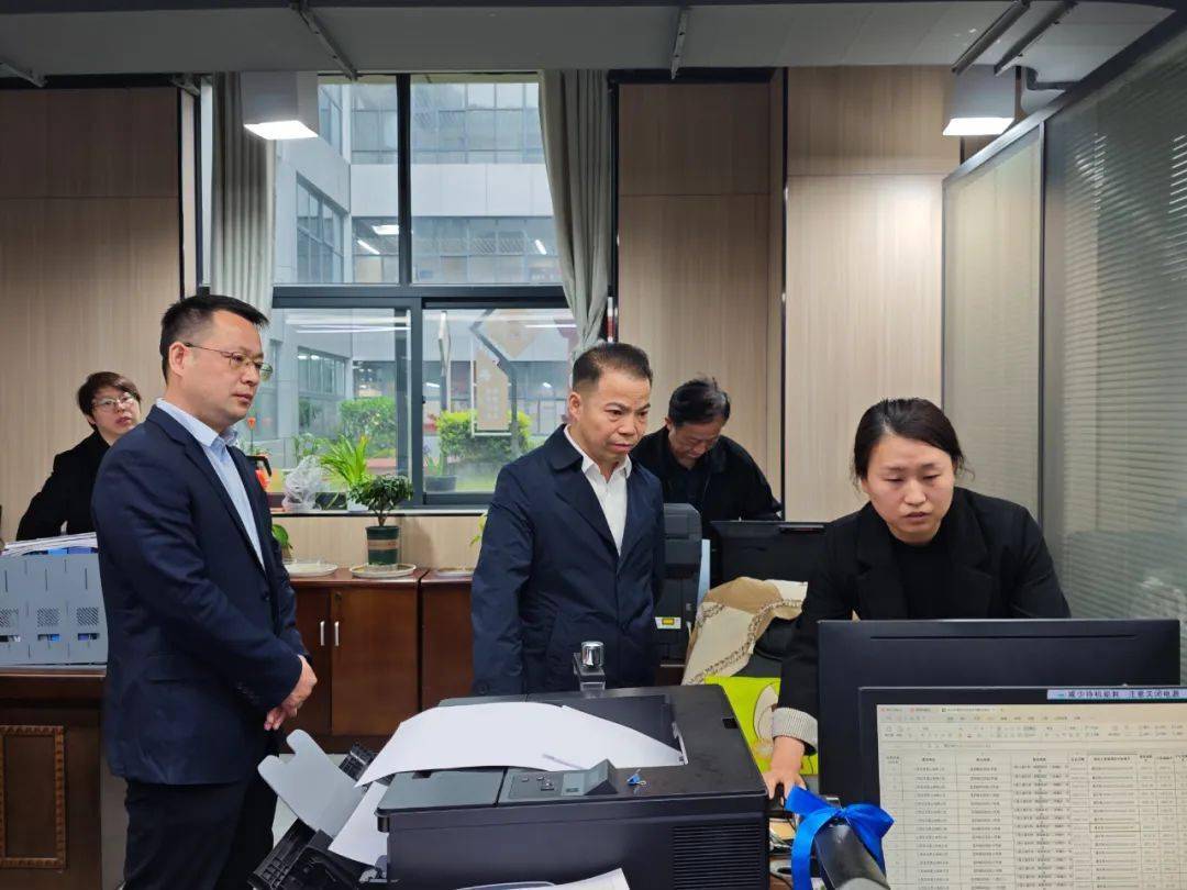 会上,罗智敏充分肯定了市不动产登记中心2023年在优化营商环境工作