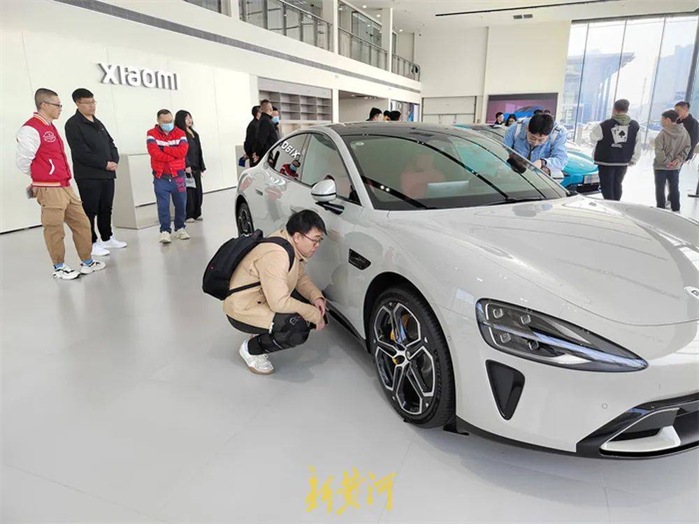 内饰细节曝光实探多地小米汽车门店实车已到店价格仍是谜团