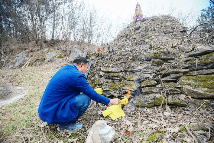 一家五代人88年守护红军墓,只为一句承诺_英东_郧西县_父亲