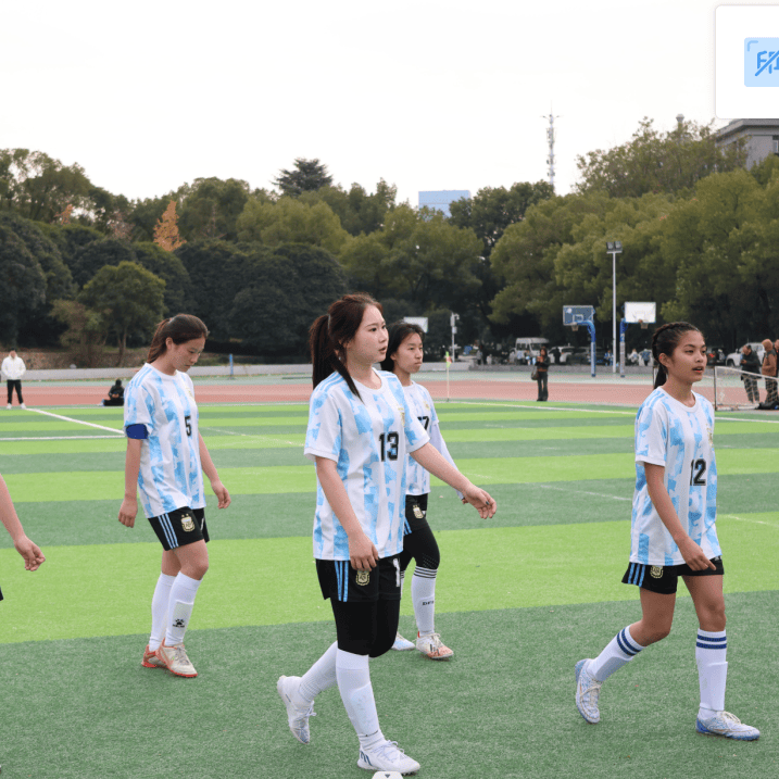 经管女足的冠军,是日复一日的辛苦训练积攒的,是队员们用血性和担当