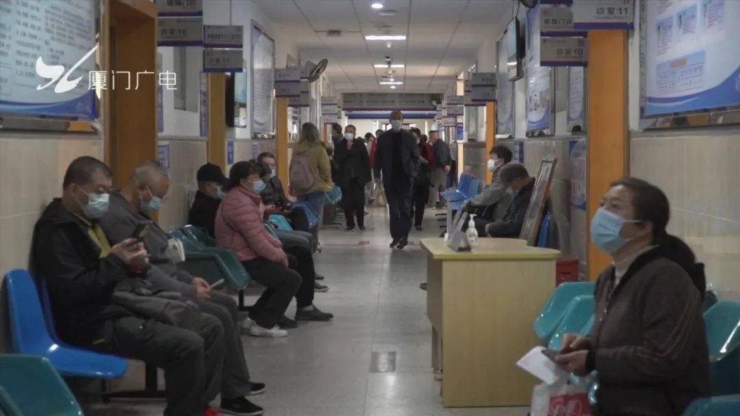 在厦门大学附属中山医院,记者看到,呼吸与危重症医学科的门诊候诊区