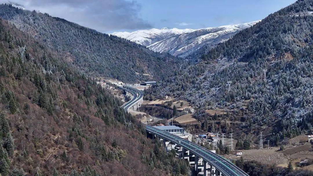 红原大草原位于阿坝州红原县与九寨沟,黄龙,四姑娘山米亚罗风景区毗邻