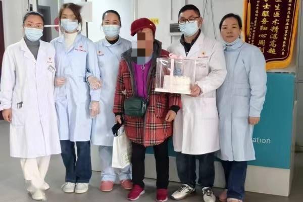 "3月23日,在新田县康民医院度过生日的血透病人杨女士满面笑容地说道