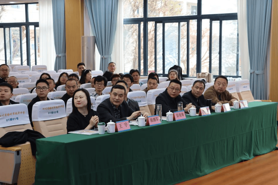我校党委书记王宇,校长欧拥军和敖平中学党总支书记祝光荣,校长王从碧