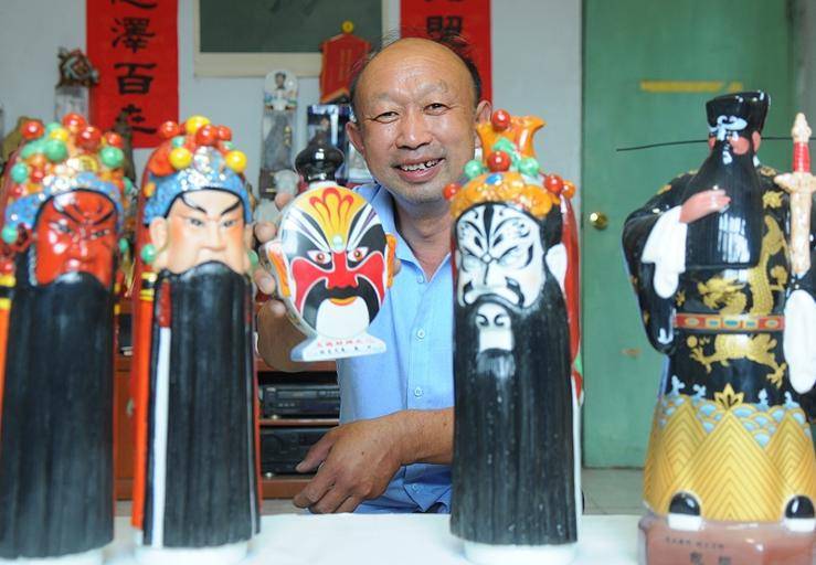 山东大爷晒藏酒全是杂牌让网友嘲笑行家老爷子家境绝对殷实