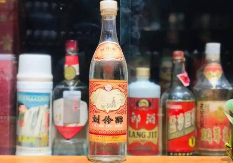 山东大爷晒藏酒全是杂牌让网友嘲笑行家老爷子家境绝对殷实