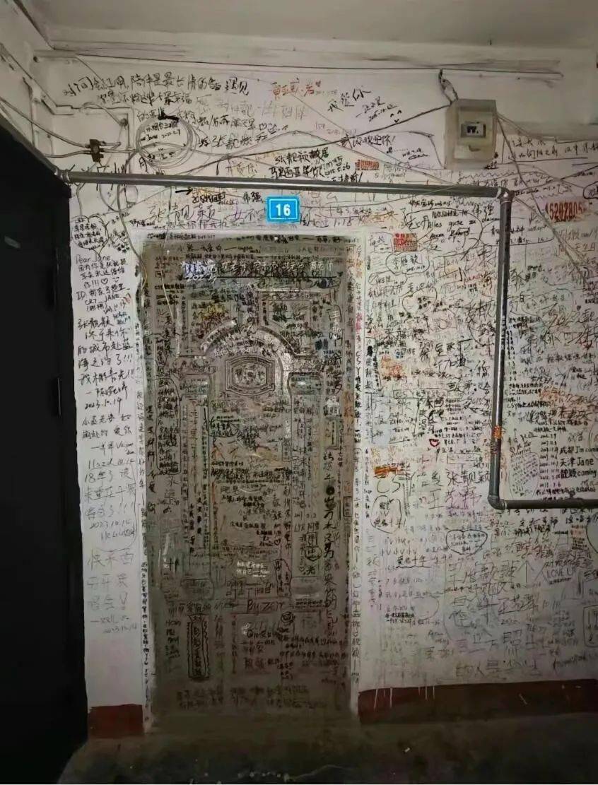 密密麻麻犹如咒符仔细看都是粉丝的各种许愿祈福有写的还有画的,堪比