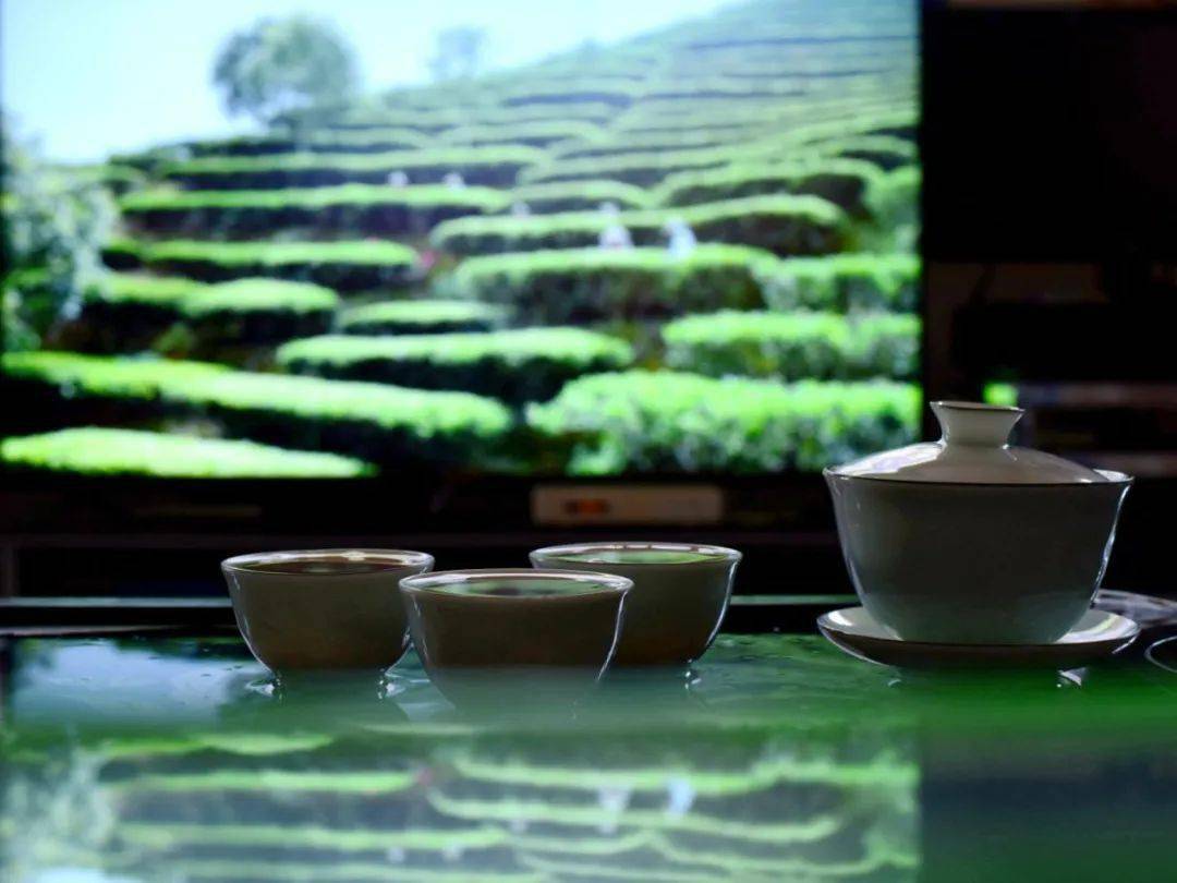 满屏所见,都是送祝福,晒礼物,秀恩爱.