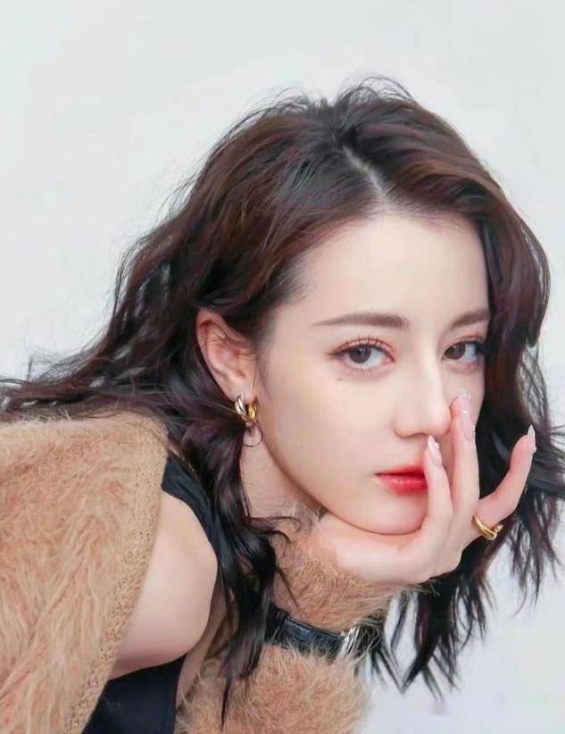 精致程度,才能够发挥五官的妩媚特色,类似于迪丽热巴这种浓颜系的长相