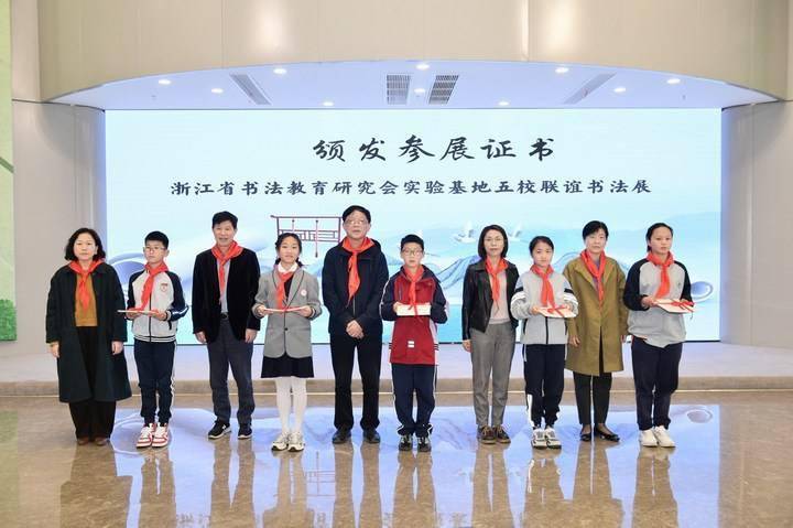 在一撇一捺中感受文化五所学校联手举办书法展