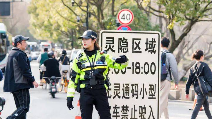 杭州景区女骑警图片