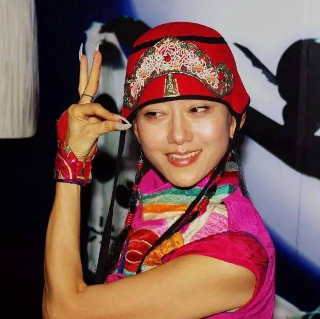 不过现在62岁的杨丽萍舍得将自己的指甲剪掉,估计也是因为年龄上原因