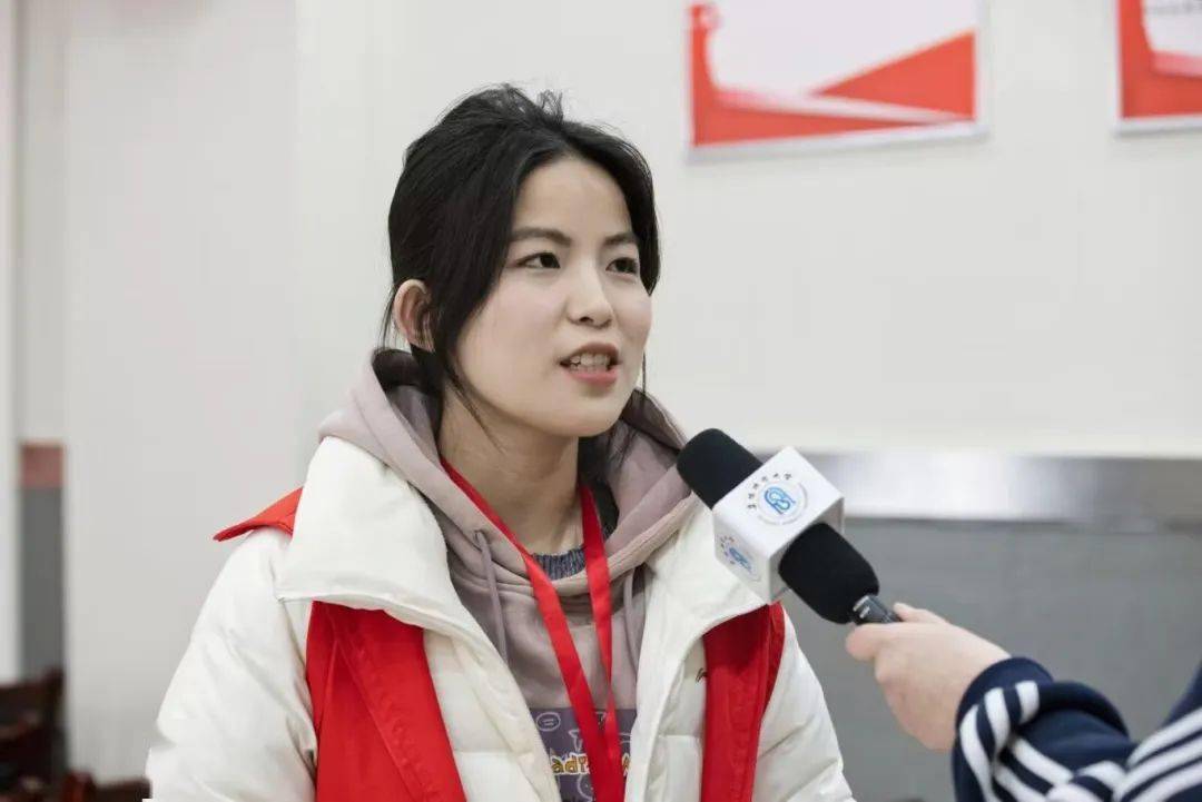 文学院2023级汉语言文学(师范)4班 黄雯雯在与孩子们互动的时候,他们