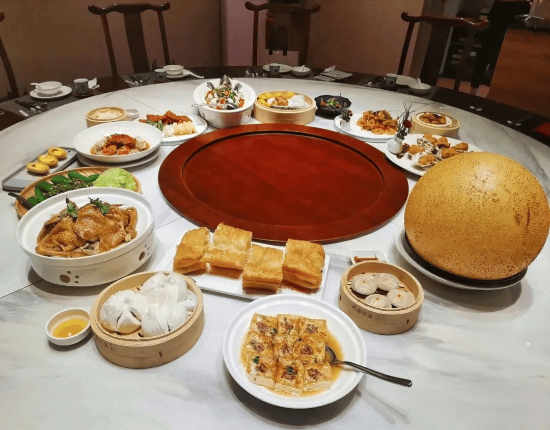 餐厅充满了中山本土元素,房间名字以五桂山,石岐,库充,亨尾等命名.