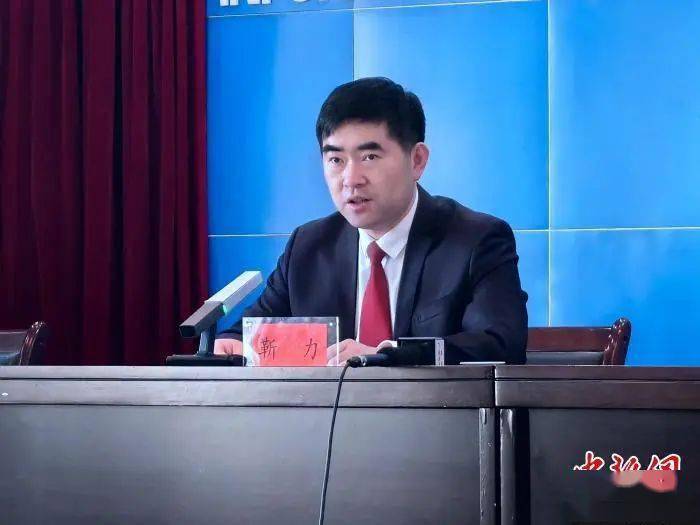 图为青海省数据局局长靳力在青海省政府新闻办新闻发布会.