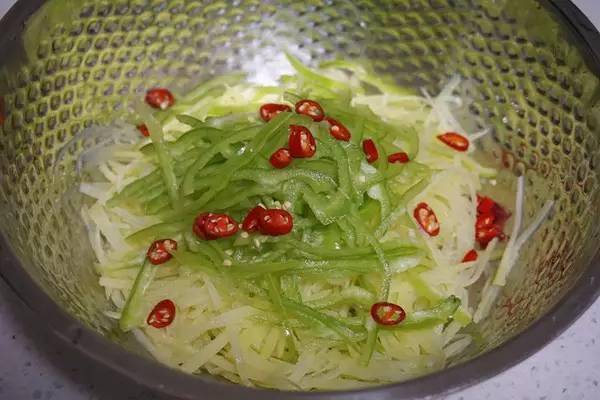 这样热一冷,不仅土豆丝熟了,且会变得特脆.