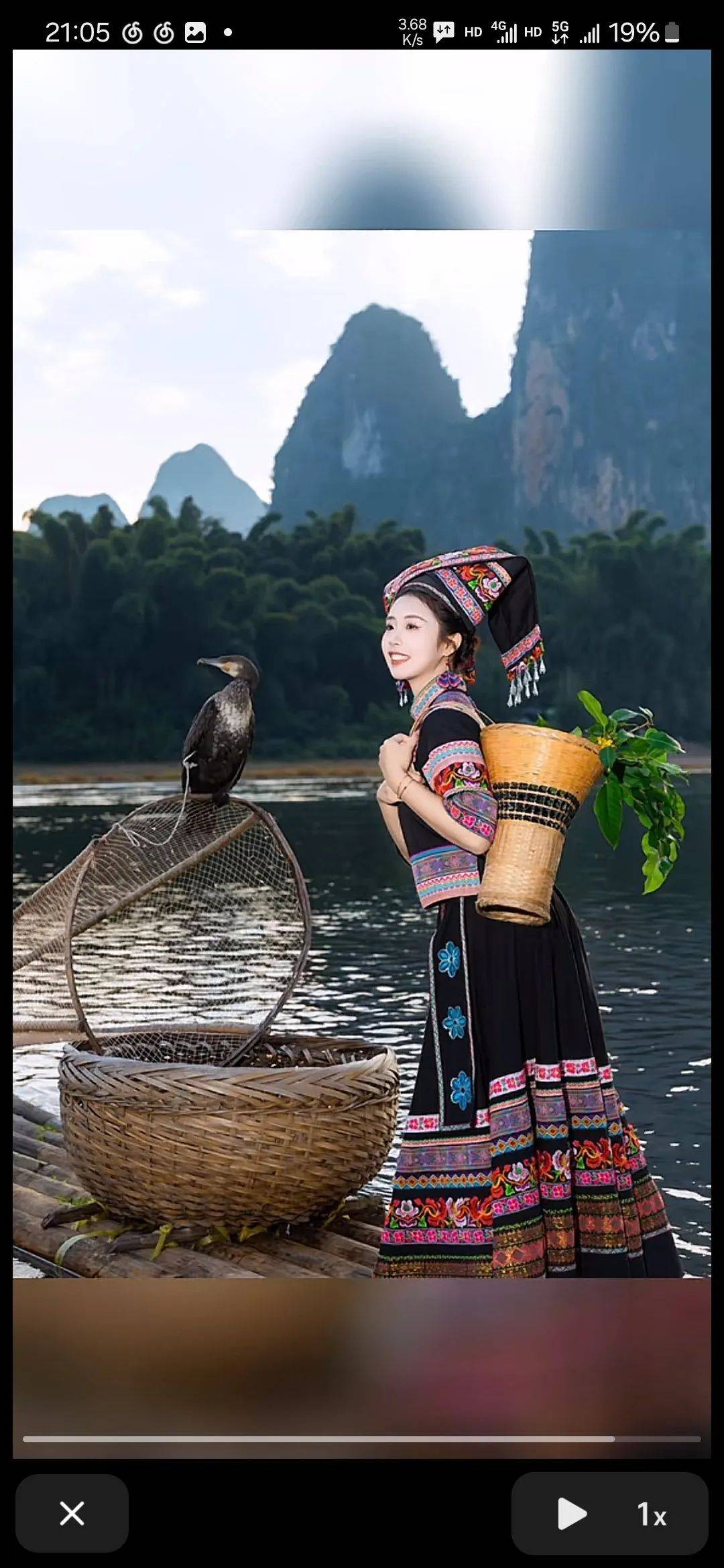 大致内容描述了图片拍摄的位置是在阳朔兴坪,少女身着的衣服是壮族的