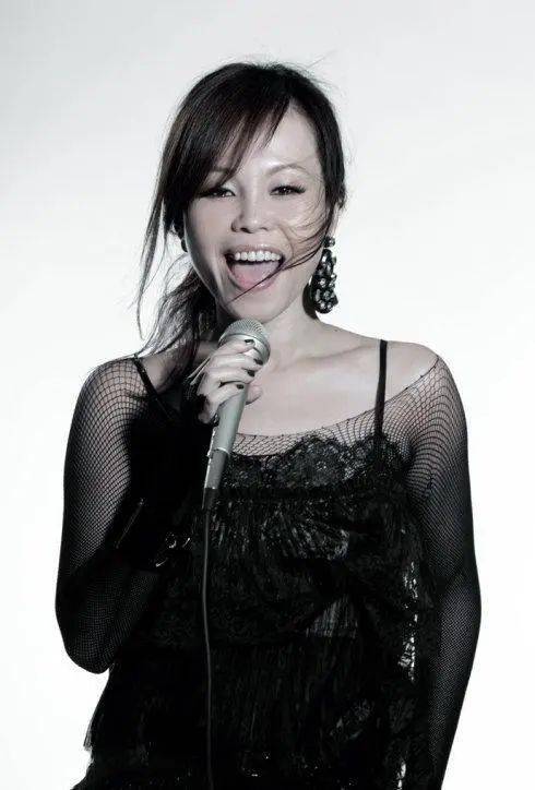 击败张惠妹获得歌后却因长相被攻击为生孩子闯鬼门关的她收获幸福了吗