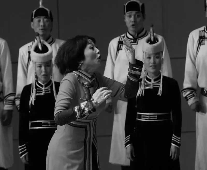 中国第一位蒙古族合唱指挥家娅伦格日勒