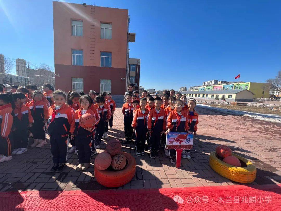 兆麟体育趣味运动展风采凝心聚力向未来兆麟小学体育节之二学年螃蟹背