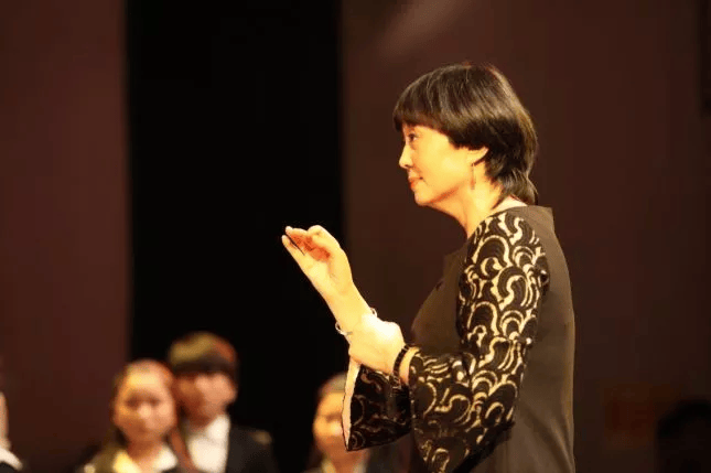 中国第一位蒙古族合唱指挥家娅伦格日勒