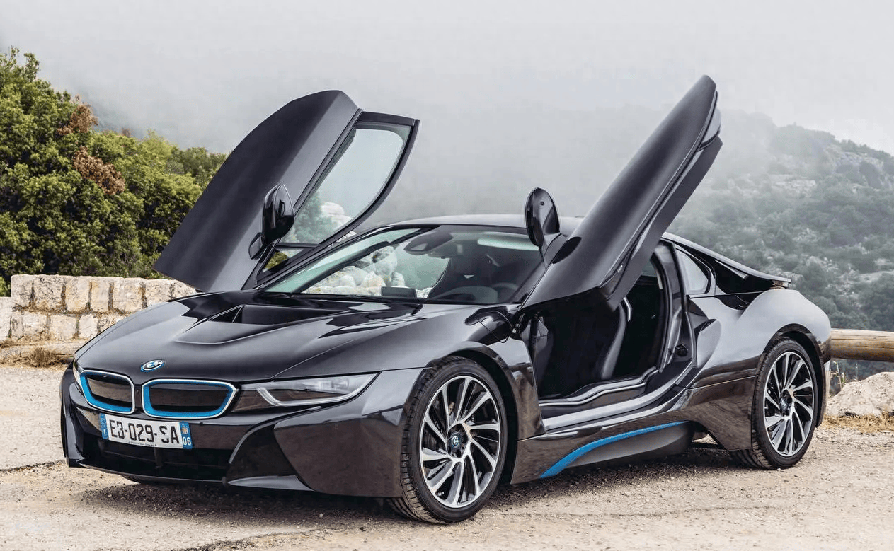 但宝马就是这么做了,这款车叫做宝马i8,是一辆插电混合动力跑车,用的