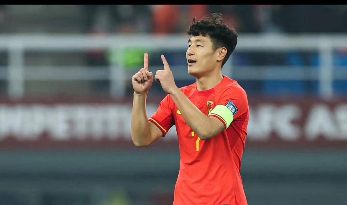 武磊谢场被记者包围天津4万球迷高唱歌唱祖国场面震撼