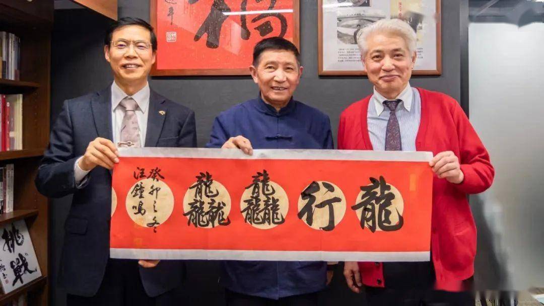 汪钟鸣身后的数千子弟,雏凤清于老凤声的汪曦凝,都是对汪钟鸣"书法之