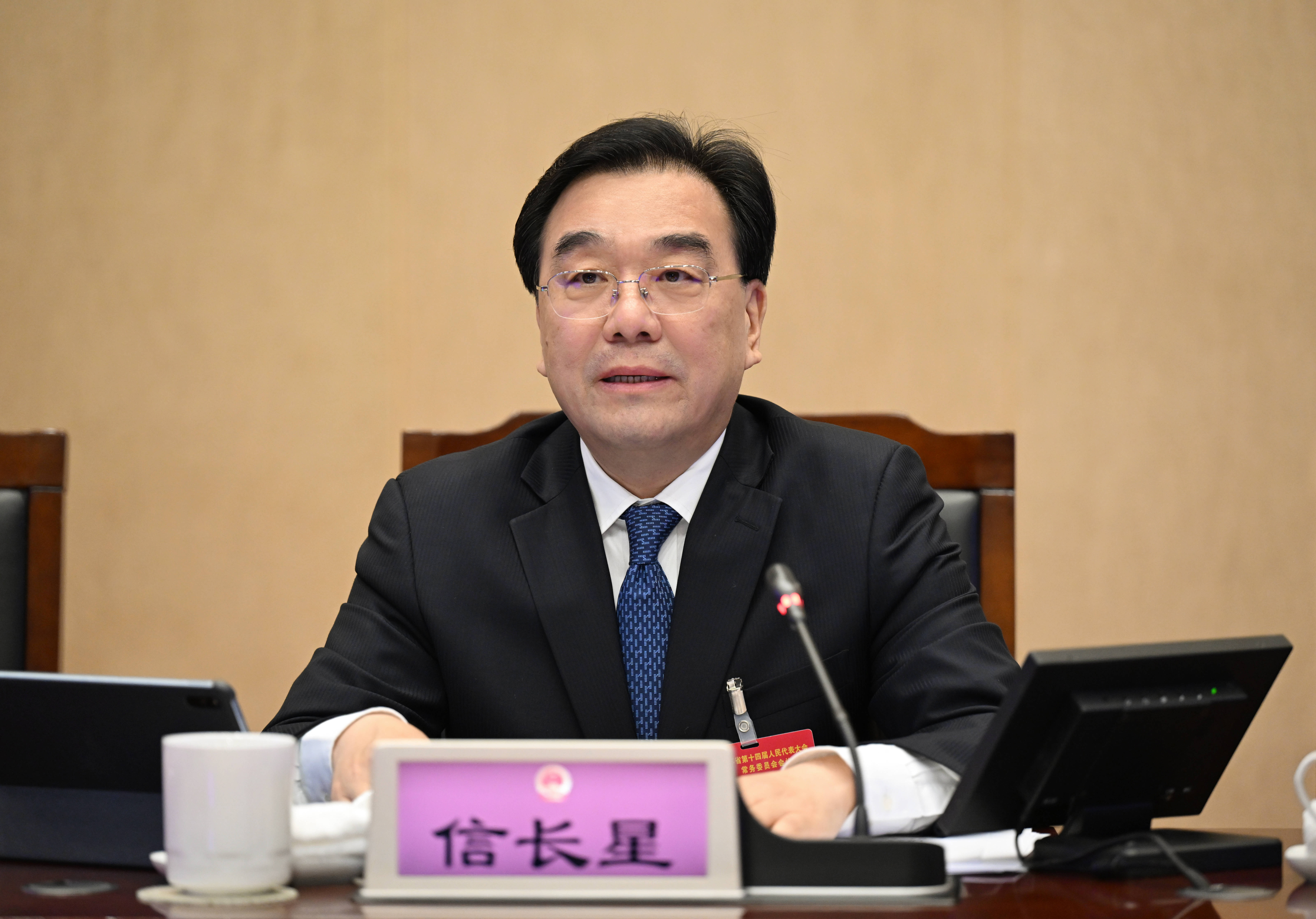 江苏省十四届人大常委会第八次会议闭幕