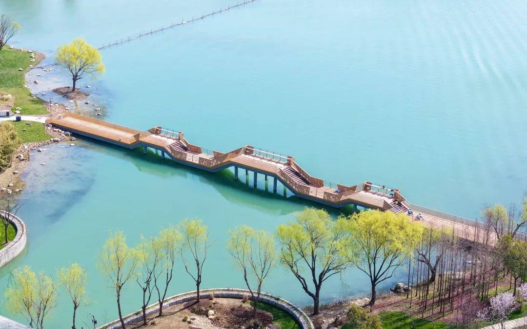 如今,改造之后的渤公岛更是步移景换,湖阔天清,原有的生态基底融入
