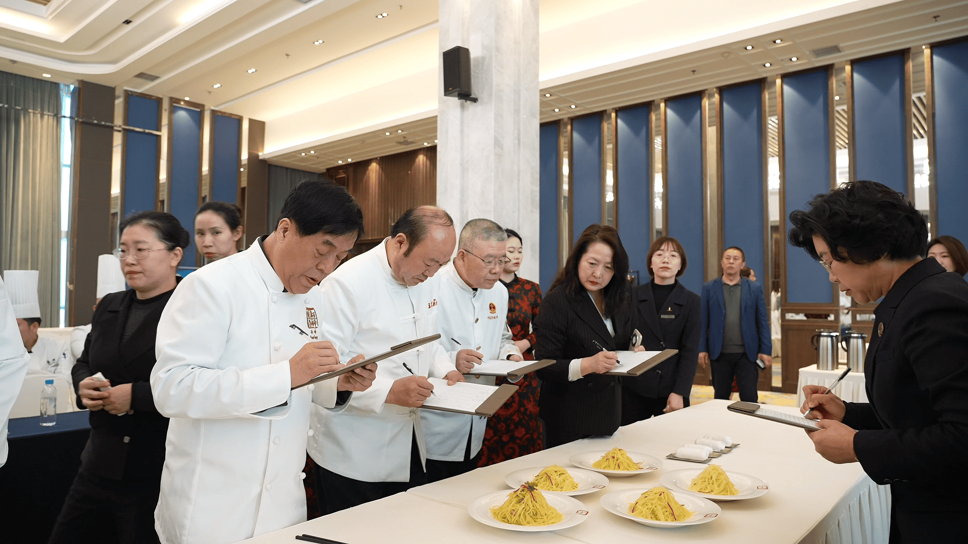 此次厨艺争霸赛共招募到来自各酒店的120名员工参与.