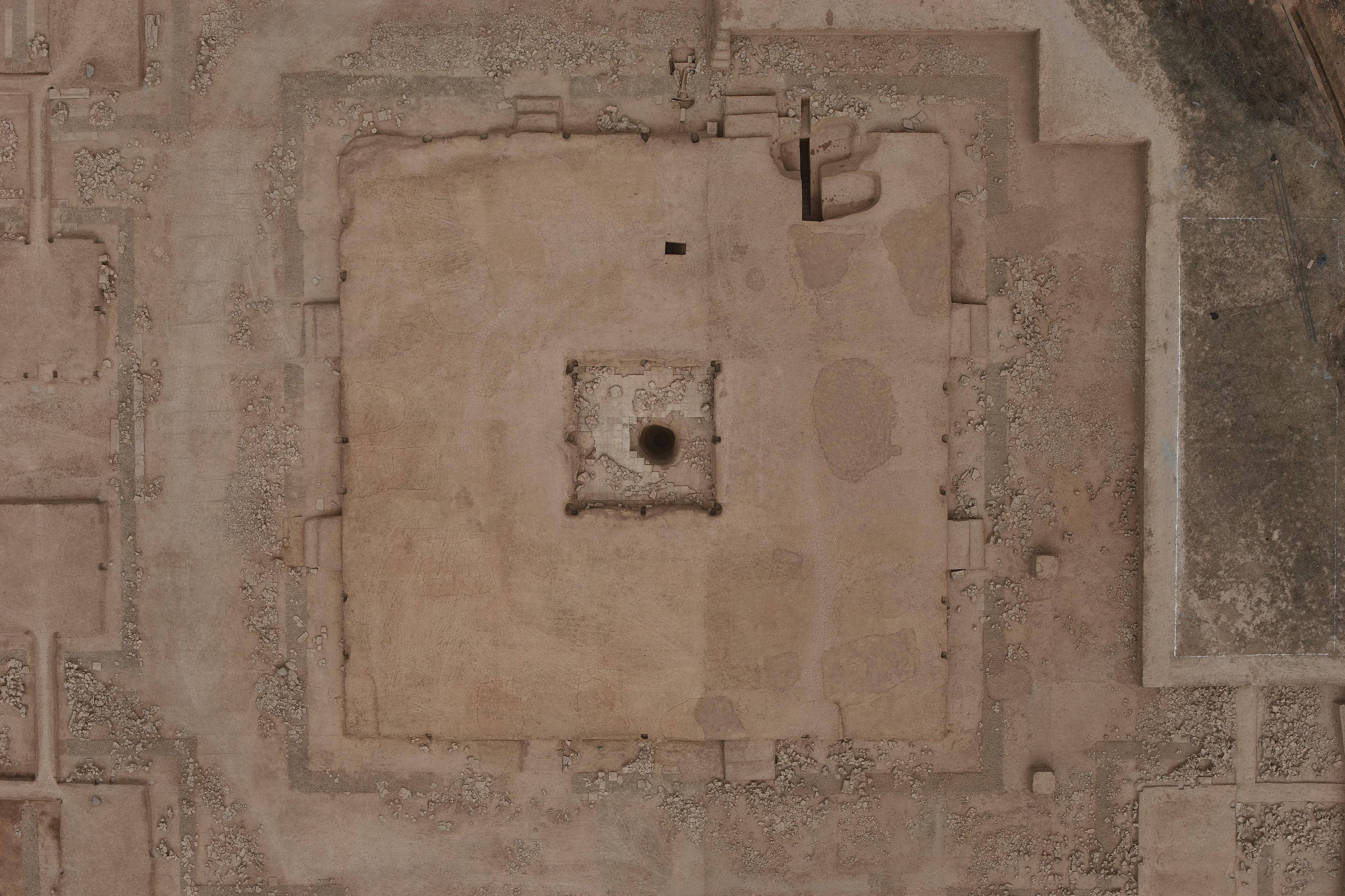 这是甘肃省陇南市礼县四角坪遗址的中心夯土台基(2023年11月20日摄,无