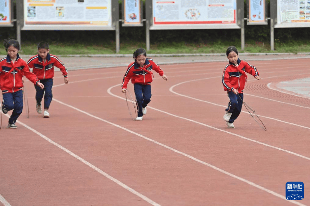 新华社记者 黄孝邦 摄3月26日,在梧州市长洲区新兴二路小学,同学们在