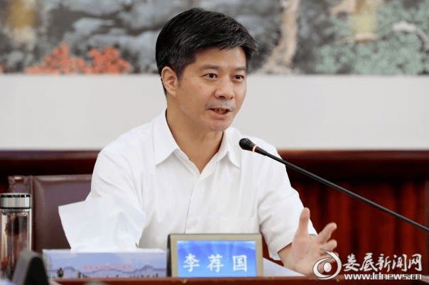 李荐国历任省人民政府副秘书长,省人民政府驻北京办事处主任,娄底市