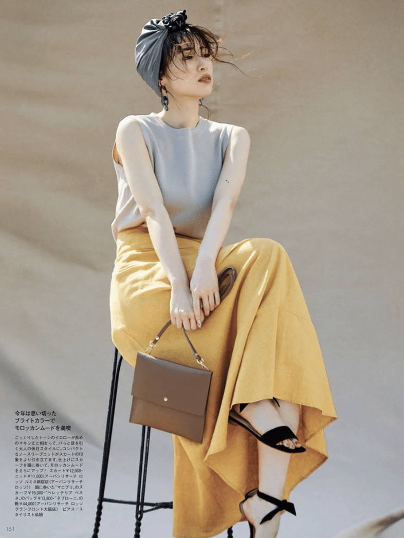 时尚圈爆火松弛感美女不会系丝巾的夏天不时髦