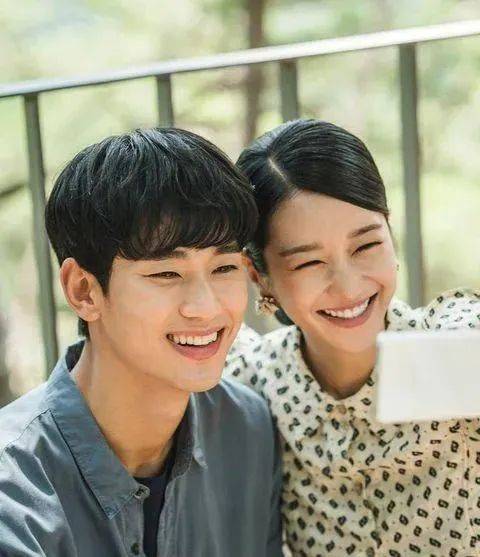 没想到两人分手后徐睿知转而跟金秀贤表哥交往,且现在仍是