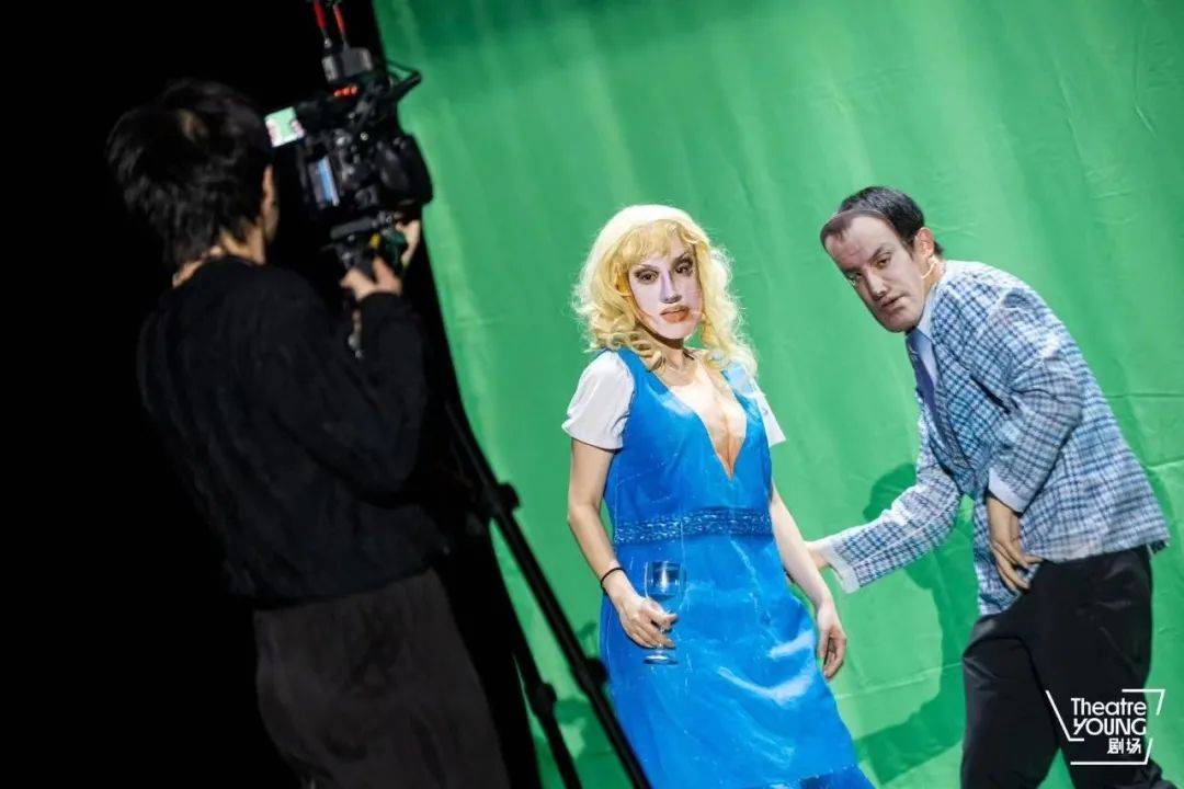 这部剧有这样几个戏剧空间,一是舞台空间,真实的演员表演,摄像机实时