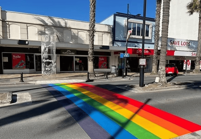 新西兰彩虹斑马线被涂白双方激烈对峙