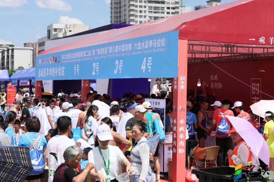 在比赛路线的设置上,组织者充分考虑了选手的跑步体验和观赏性,将赛道