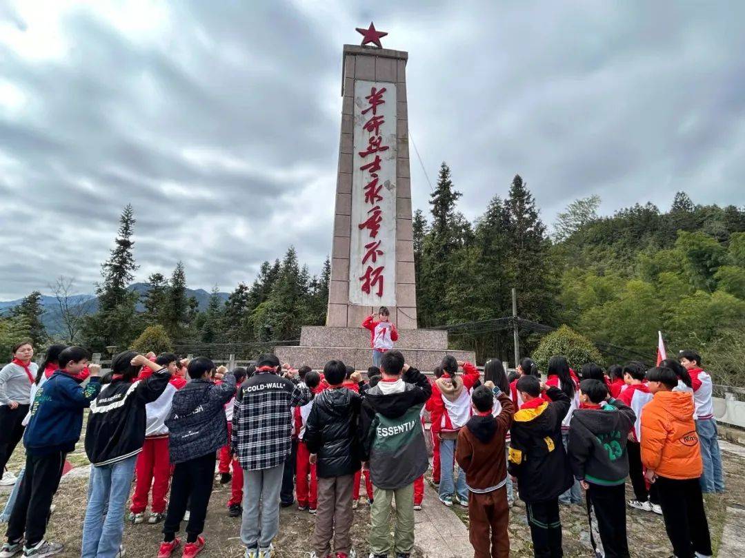 江西上饶各地广泛开展清明祭英烈活动_红色_革命英雄_万年县
