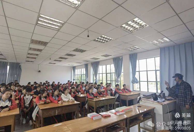 非遗文化知识讲座,除两个班级现场听讲课,还通过腾讯视频会议室分享到