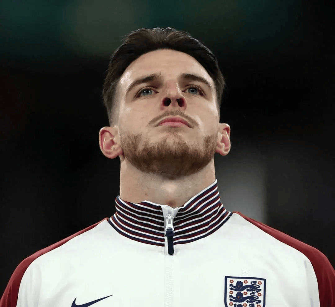 2-2战平比利时的比赛中戴上了队长袖标,他也是2005年的坎贝尔之后,第