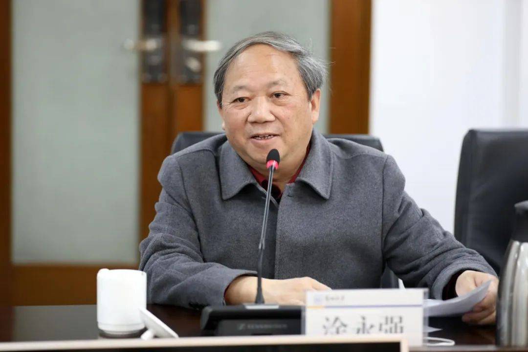 严纯华对黄智涵先生及亲属的慷慨善举表达了感谢与敬意,深情回顾了与