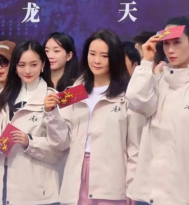 50岁王艳对比45岁温峥嵘相差5岁状态截然不同发福弊端来了
