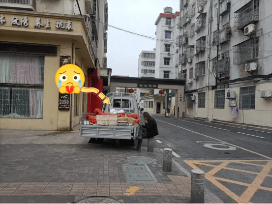 电动车"违规搭设遮阳棚占道经营03东街"情缘花卉"出店占道经营02东街"