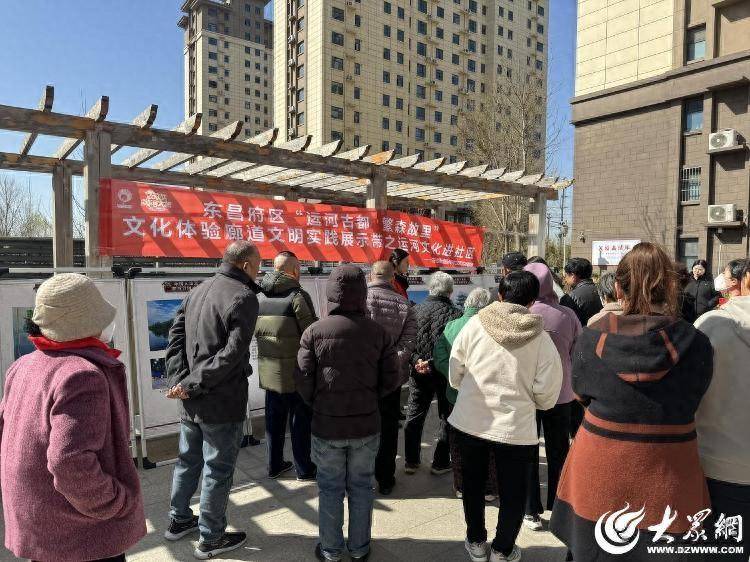 大众网记者 王靖程 聊城报道"你看这幅图片,那个时候的光岳楼两边都是